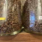 深煎りのコーヒー豆の粒は、中煎りのそれより大きいのはなぜ